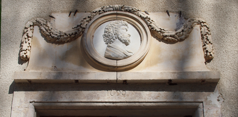 Au-dessus de la porte du château, la date de 1690 est inscrite porte_entree_