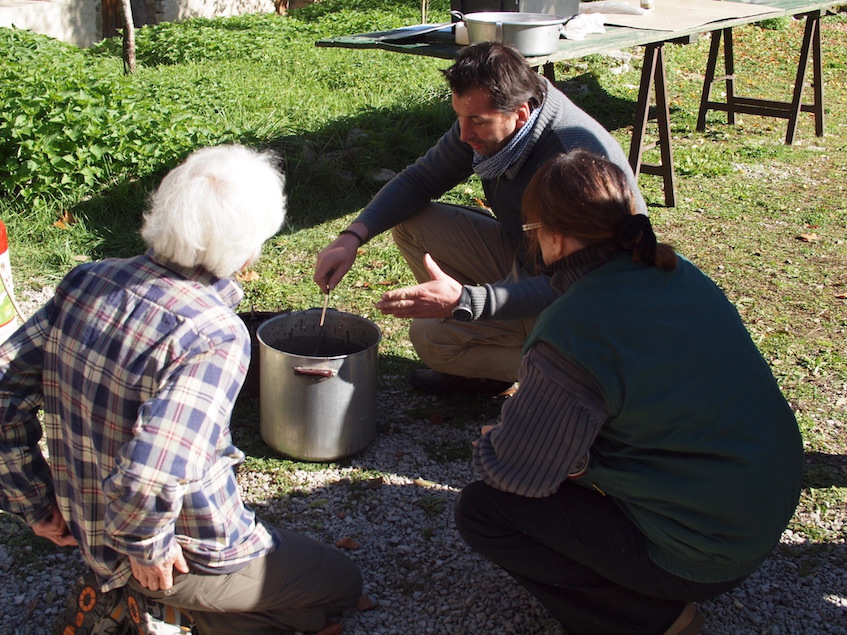 En groupe, préparation de la peinture