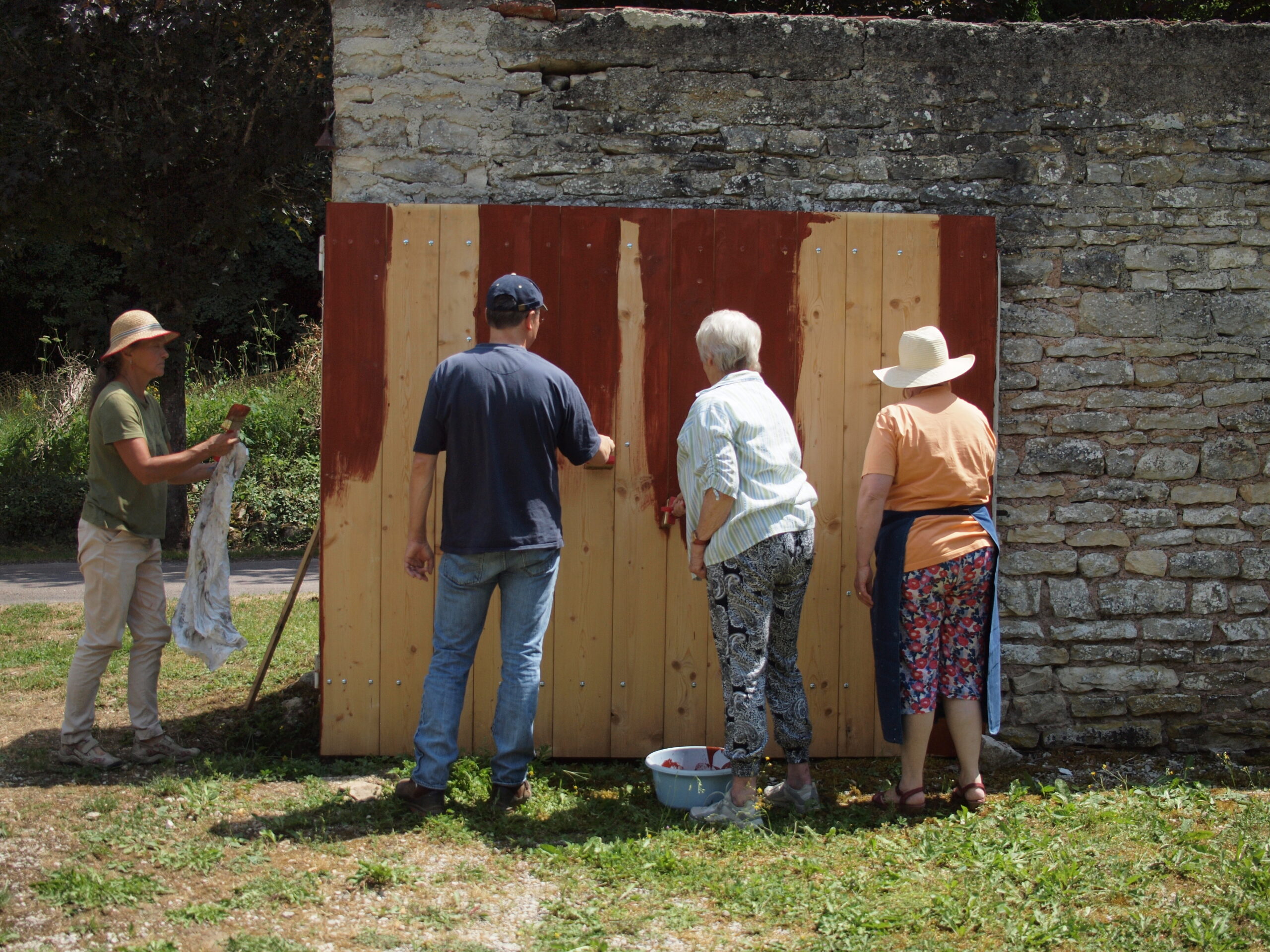 Peinture du nouveau portail de la cour