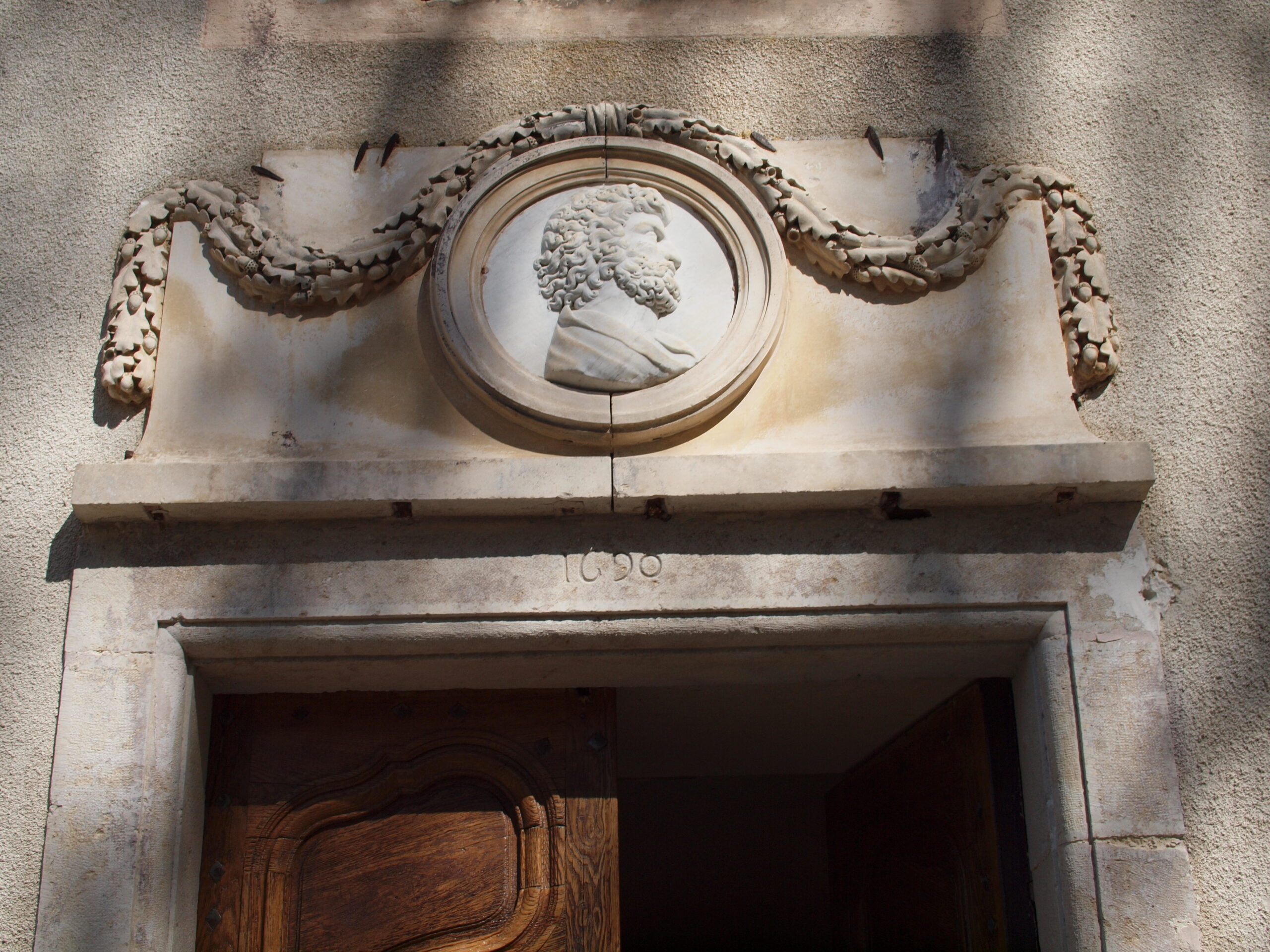 Au-dessus de la porte du château, la date de 1690 est inscrite Au-dessus de la porte du château, la date de 1690 est inscrite