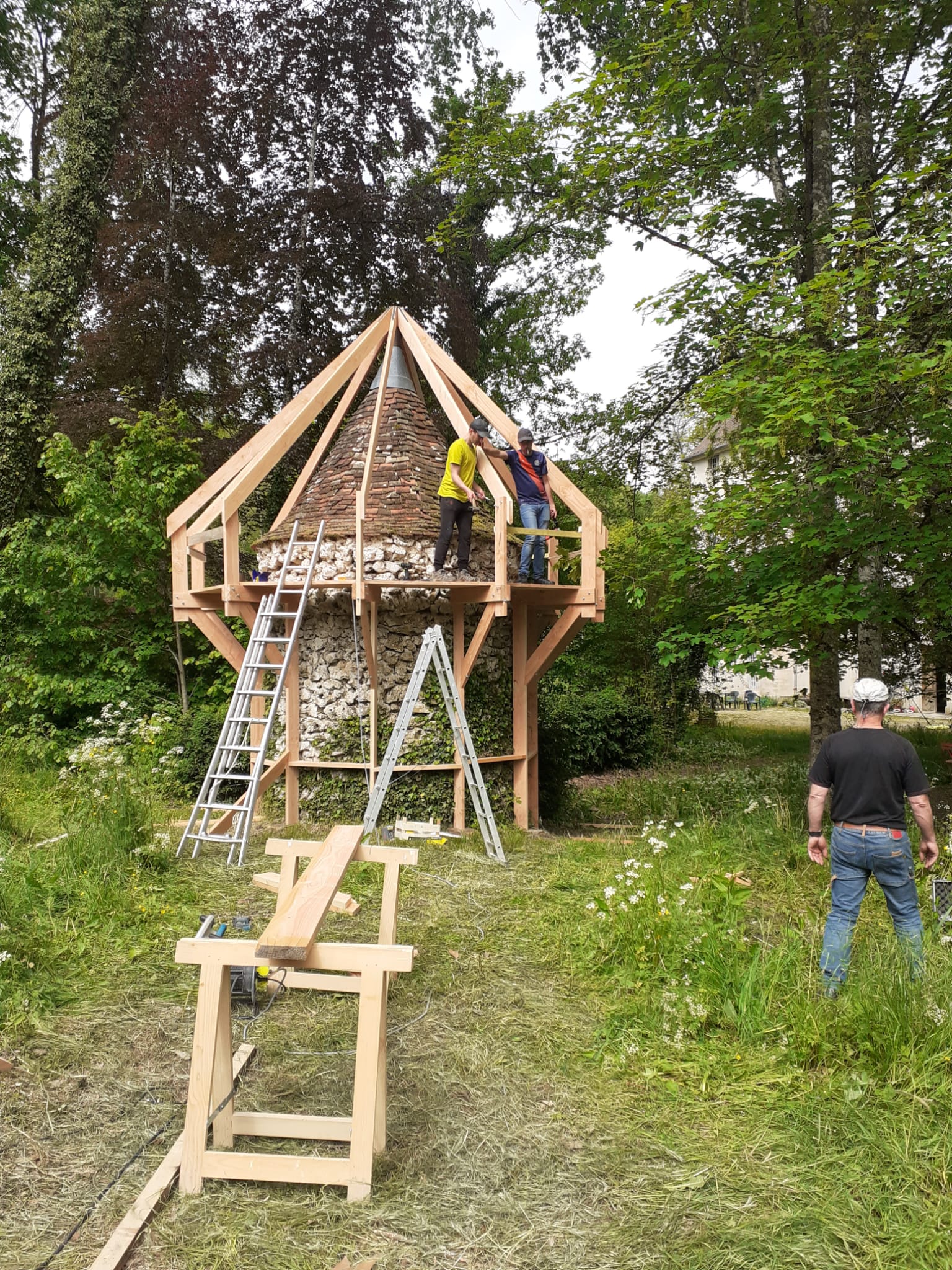 Chantier de construction de Métamorphose (Néguentropie), sculpture évolutive créée par l'artiste Marion Lemaître autour du petit pigeonnier - été 2023